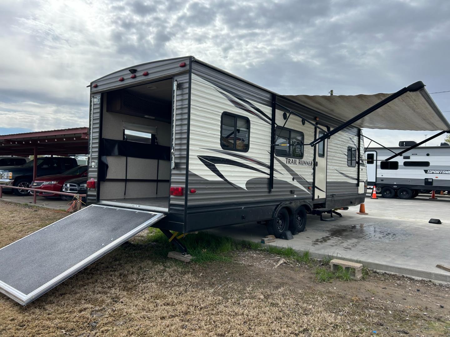 2017 BROWN /TAN HEARTLAND TRAIL RUNNER TOY HAULER (5SFEB3025HE) , located at 17760 Hwy 62, Morris, OK, 74445, 35.609104, -95.877060 - Photo#2